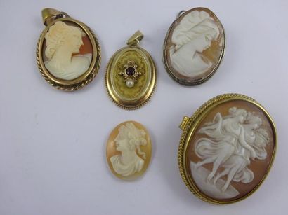 Pendentif médaillon en or jaune (750) centré...
