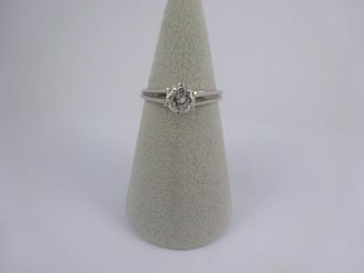 Bague solitaire en or gris (750) centrée...