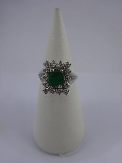 Bague en or gris (750) centrée d'une émeraude...