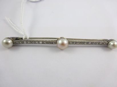 Broche ligne en or gris (750) pavée de petits...