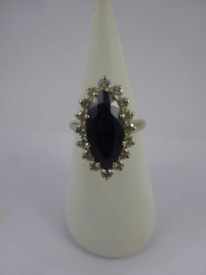 Bague marquise en or gris (750) centrée d'une...