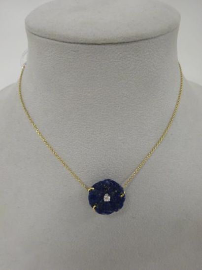 Collier formé d'une chaîne à maille forçat...