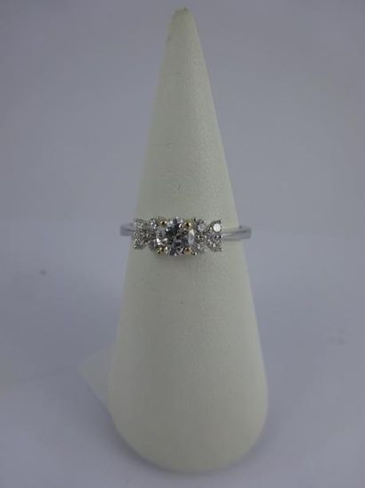Bague en or gris (750) centrée d'un diamant...