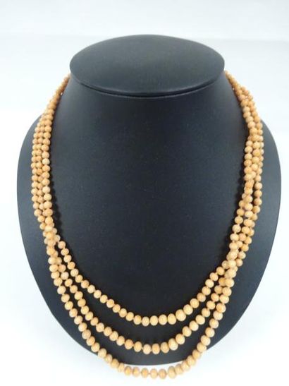 Collier à trois rangs de perles de corail...