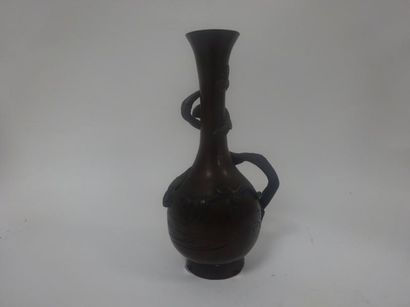 JAPON


Petit vase soliflore en bronze à...