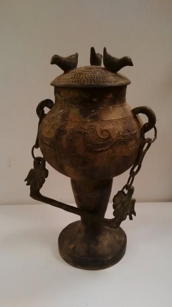 CHINE


Pot couvert sur piédouche en bronze...