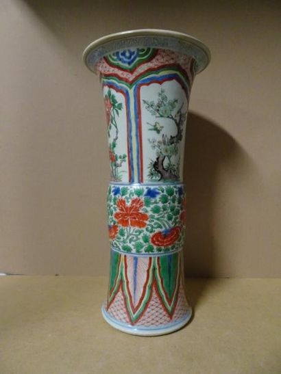 CHINE

Vase rouleau à col évasé en porcelaine...