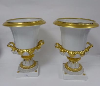 Paire de vase Médicis en porcelaine blanche...