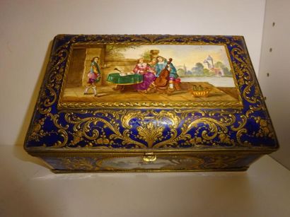 Boîte rectangulaire en céramique à décor...