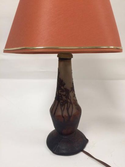 Pied de lampe de forme balustre sur pied...