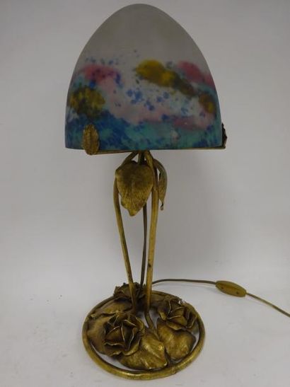 
Lampe à pied en fer forgé doré à décor de...