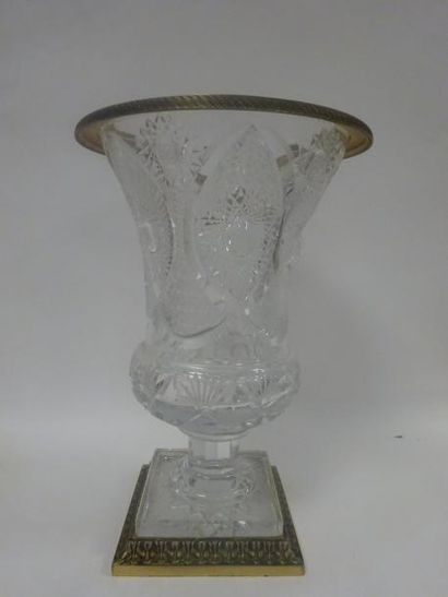 Vase Médicis en cristal à décor géométrique.

Monture...