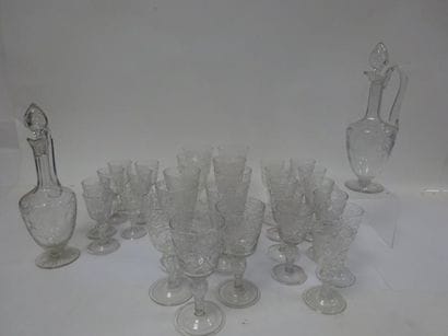 Partie de service de verres en en verre gravé...
