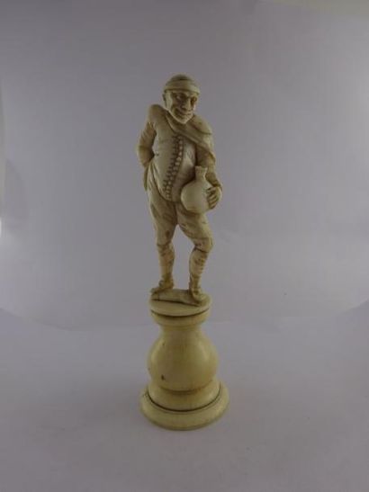 Dieppe


Homme tenant une gourde.

Statuette...