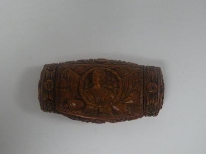 Tabatière en noix de corozo

Décor sculpté...