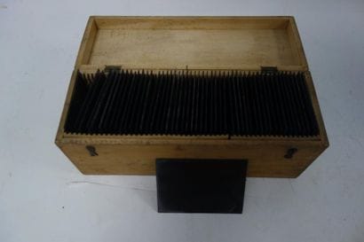Coffret en bois contenant 76 plaques de verre...