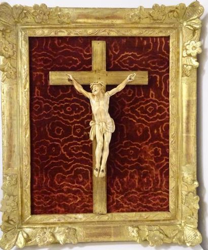 Crucifix avec Christ en ivoire d'éléphant...