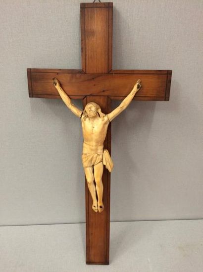 Crucifix avec Christ en ivoire d'éléphant...