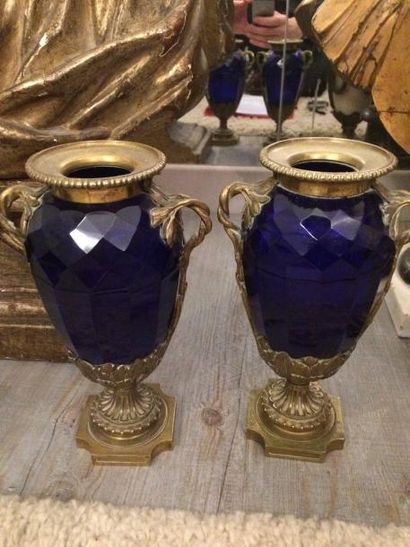 Paire de vases balustres à panse en verre...