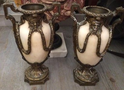 Paire de vases ovoïdes décoratifs en marbre...