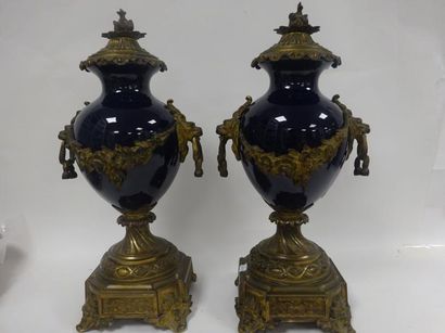 Paire de vases décoratifs à panse en céramique...