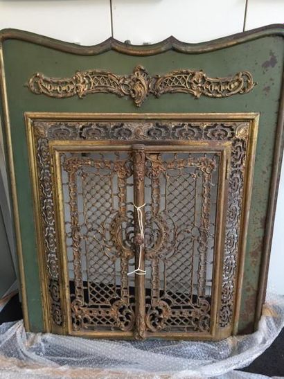 Tablier de foyer de cheminée en fonte peinte...