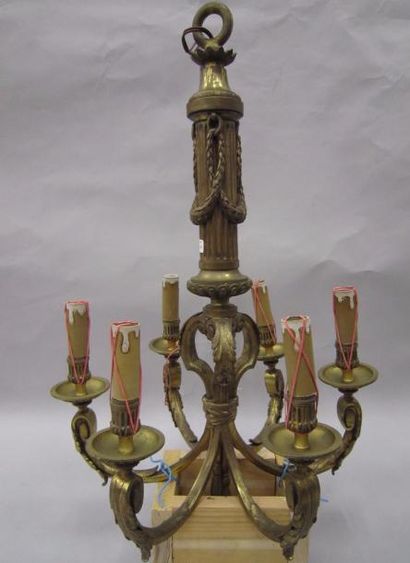 Lustre en bronze doré à six lumières ornées...