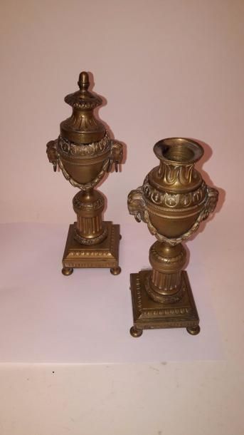 Paire de cassolettes formant bougeoirs en...