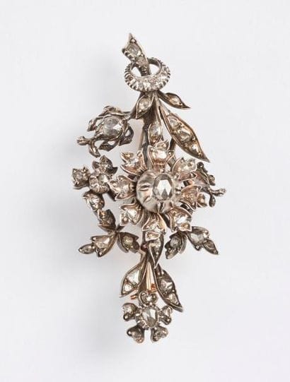 Broche en or jaune (585) et argent (925)...