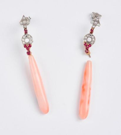 Paire de pendants d'oreille en or gris (750)...