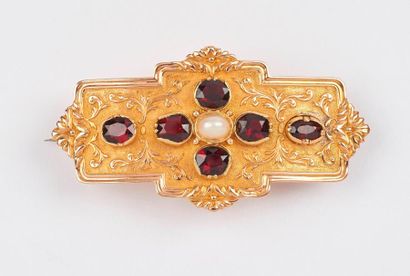Broche plaque en or jaune (750) à fond à...