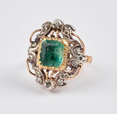 Bague en or jaune (750) et argent (925) centrée...