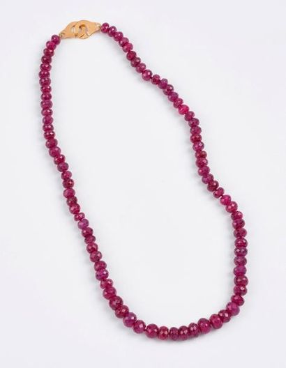 Collier formé de perles facettées en racines...
