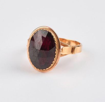 Bague en or jaune (750) ornée d'un grenat...