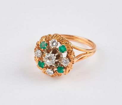 Bague marguerite en or jaune (750) centrée...