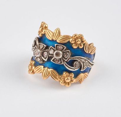 Bague en or jaune (750) à décor de fleurettes...