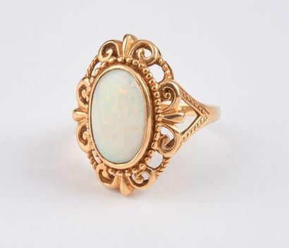 Bague en or jaune (750) ornée d'une opale...