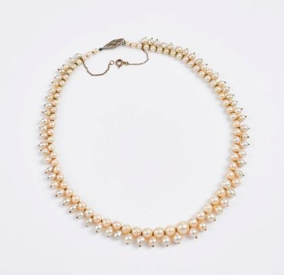 Collier à un rang de perles de culture blanches...