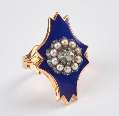 Bague en or jaune (750) et argent (800) à...