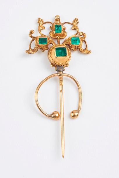 Broche fibule en or jaune (750) à motifs...