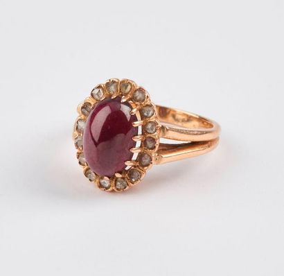 Bague en or jaune (750) ornée d'un grenat...