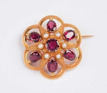 Broche en forme de rosace en or jaune (750)...