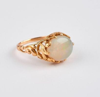 Bague en or jaune (750) ornée d'une opale...