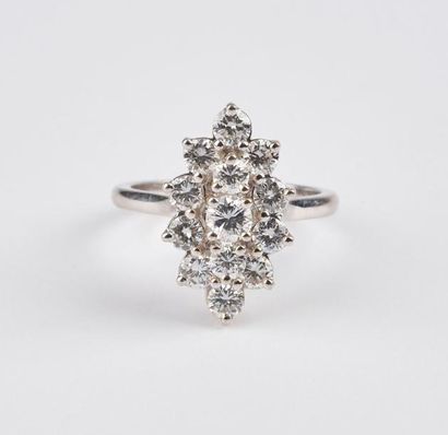 Bague en forme de marquise en or blanc (750)...