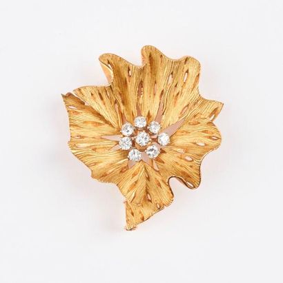 Clip de revers en forme de fleur en or jaune...