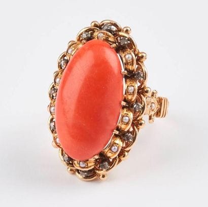 Bague en or jaune (800) à cabochon ovale...