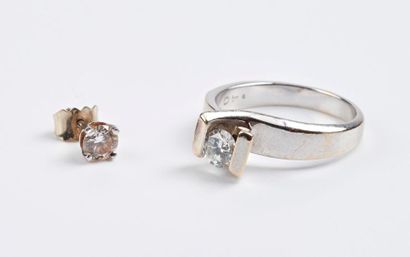 Bague solitaire en or gris (750) ornée d'un...