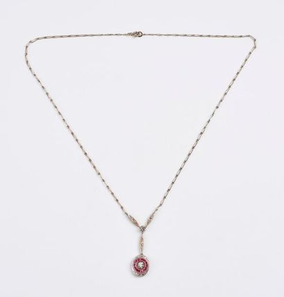 Collier en or gris (750) et platine (850)...