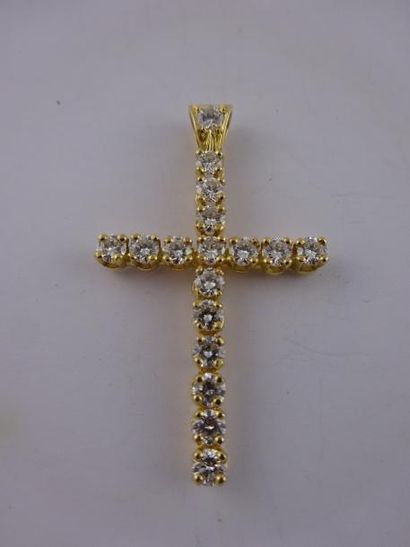 Pendentif croix en or jaune (750) ornée de...