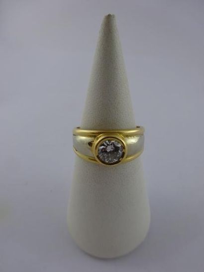 Bague jonc en ors jaune et gris (750) ornée...